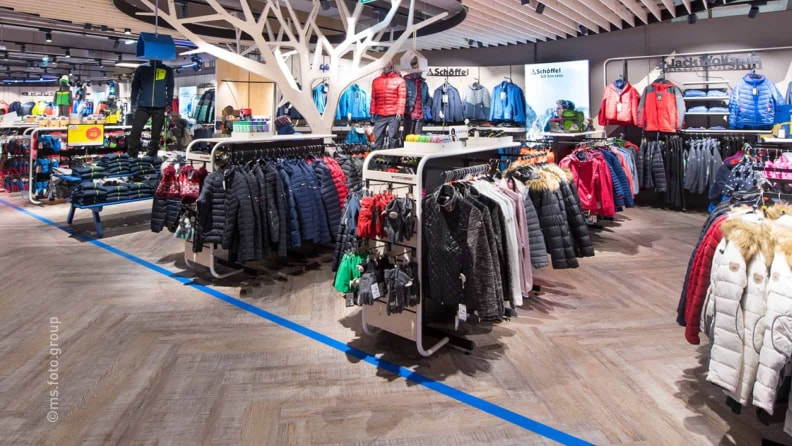 Jede Menge Sportbekleidung bei INTERSPORT Winninger Riverside.