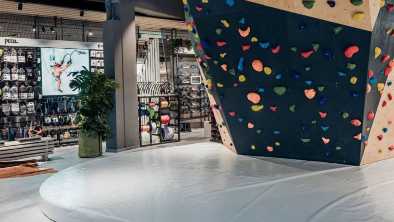 INTERSPORT OKAY St. Johann Innenansicht Kletterbereich