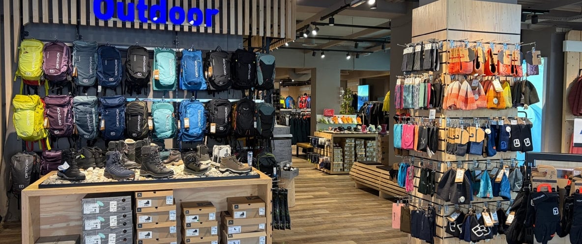 INTERSPORT Kaltenbrunner Reutte – Outdoorabteilung mit Rucksäcken von Ortovox, Wanderschuhen von McKINLEY und mehr.