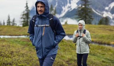 Die Hardshelljacken dieser beiden halten sie auch im Nieselregen auf der Wanderung trocken und warm.