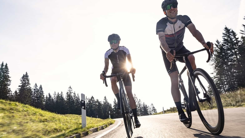 Die beiden machen eine Rennradtour bei untergehender Sonne.
