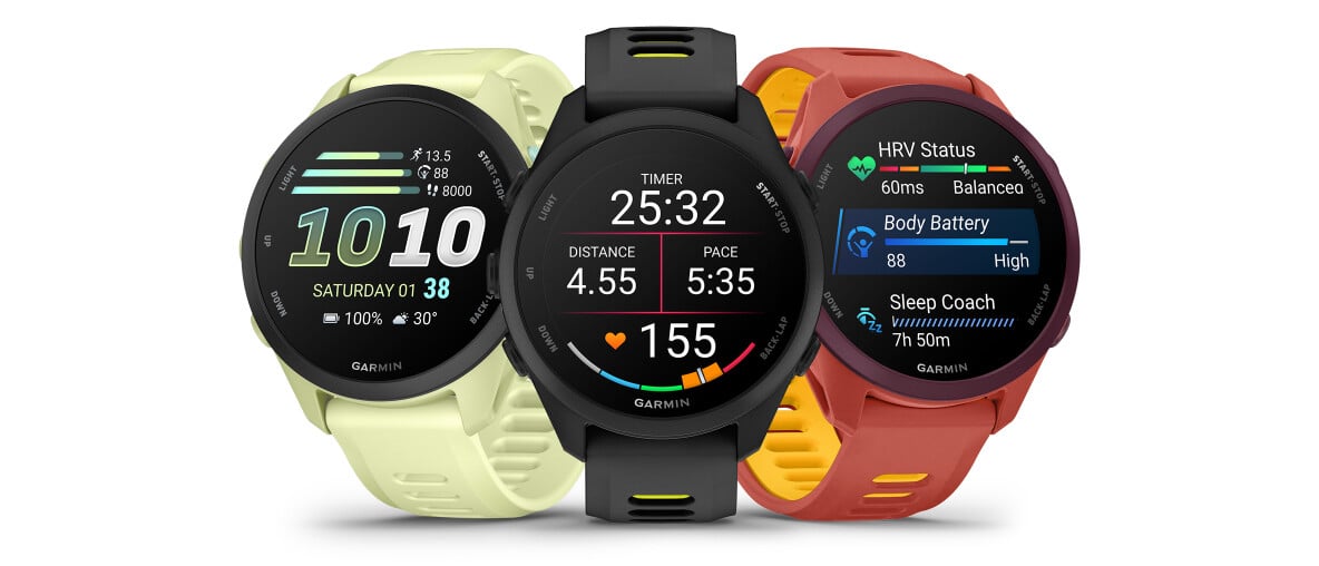 Drei Garmin Forerunner Smartwatches in Gelb, Schwarz und Rot mit Trainingsdaten auf den runden Farbdisplays.