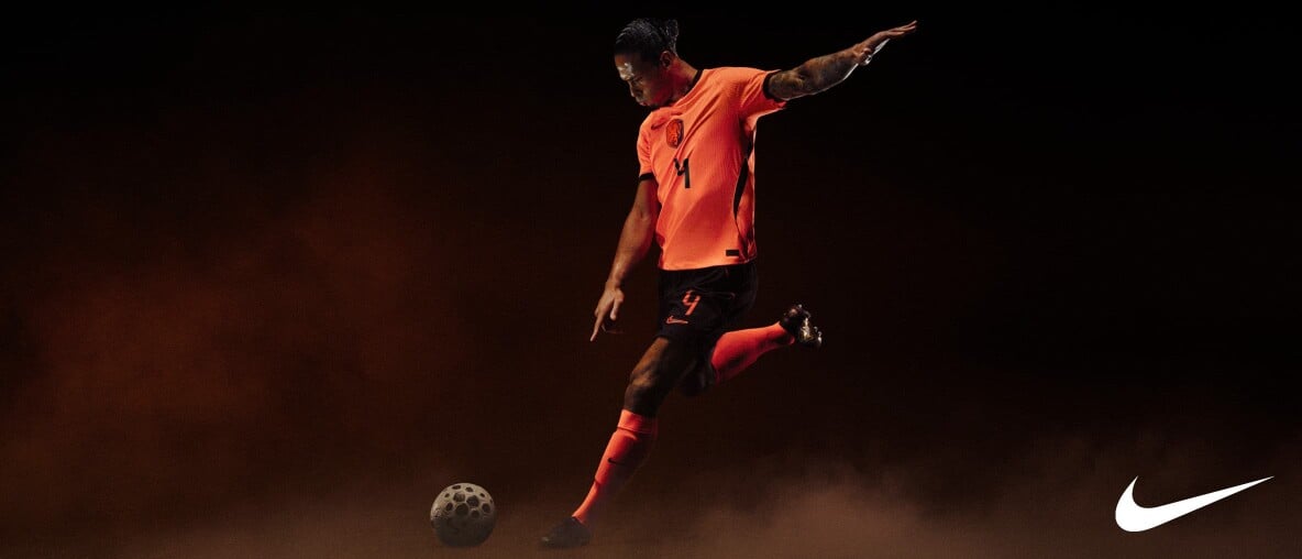 Fußballspieler mit niederländischem Team Trikot