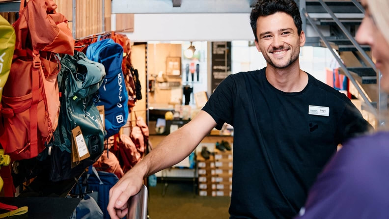 Ein INTERSPORT Mitarbeiter im Shop.