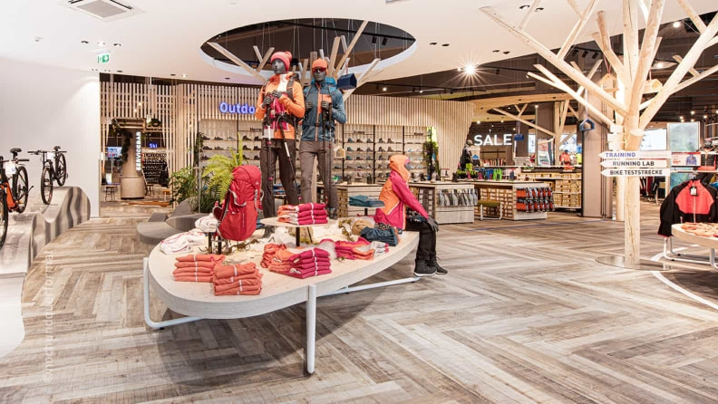 Sicht in den Shop INTERSPORT Winninger Parndorf mit Fahrrädern, Outdoorbekleidung, Rucksäcken, Wanderschuhen und vielem mehr.
