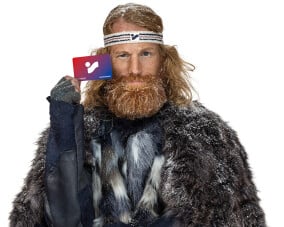 Der Winter hält eine INTERSPORT Gutscheinkarte in die Höhe.