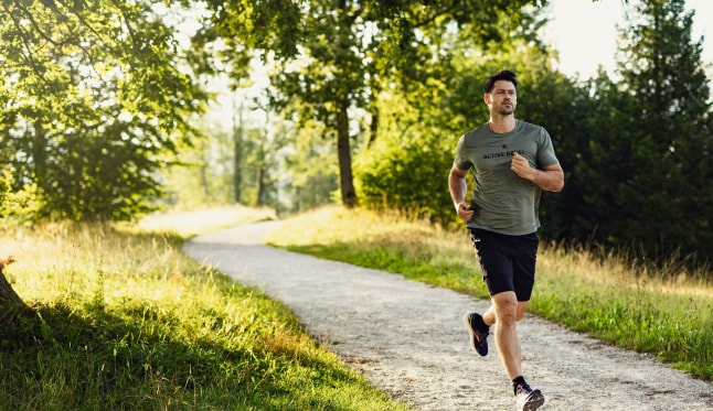 Ein Läufer mit Laufbekleidung von Active Rebel.