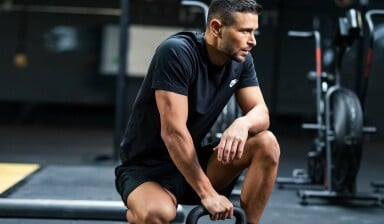 Ein Mann beim Training im Fitnessstudio.