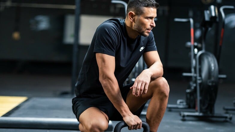 Ein Mann beim Training im Fitnessstudio.