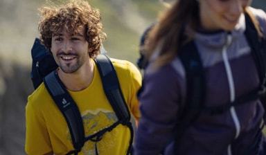 Dieser Wanderer freut sich über die Tour. Sein Rucksack von McKINLEY trägt sich leicht.