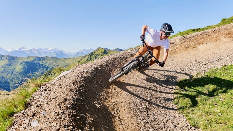 Mountainbiker auf dem Trail legt sich in die Kurve.