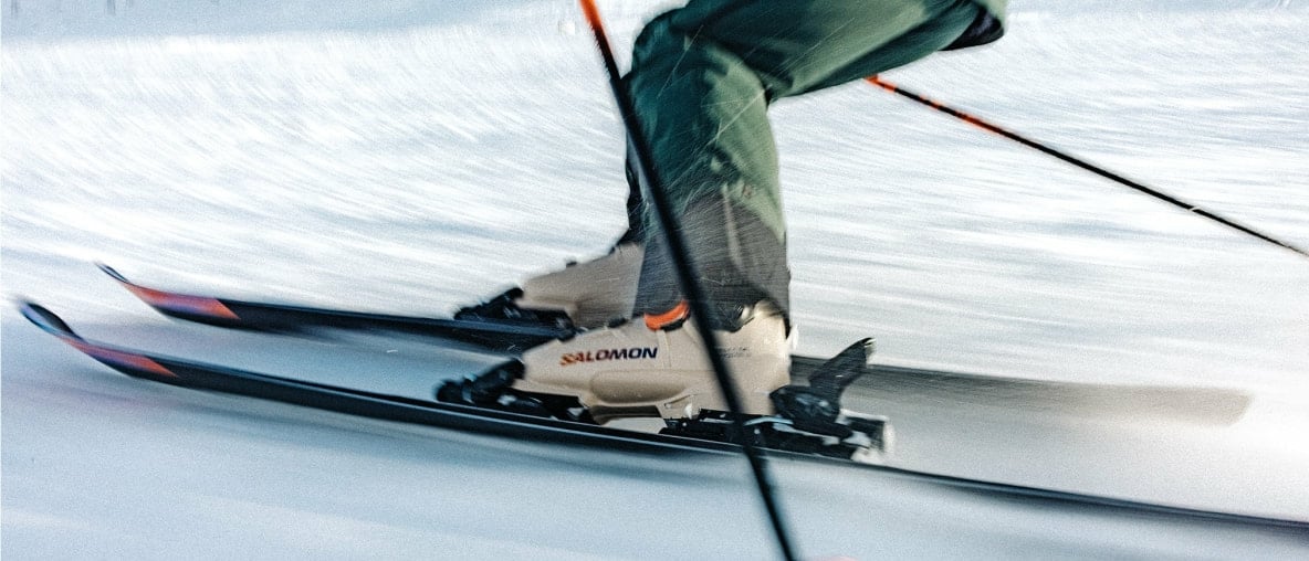 Nahaufnahme eines Skifahrers mit Skischuhen von Salomon.