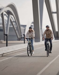 Ein Paar macht eine Radtour mit Trekkingbikes.