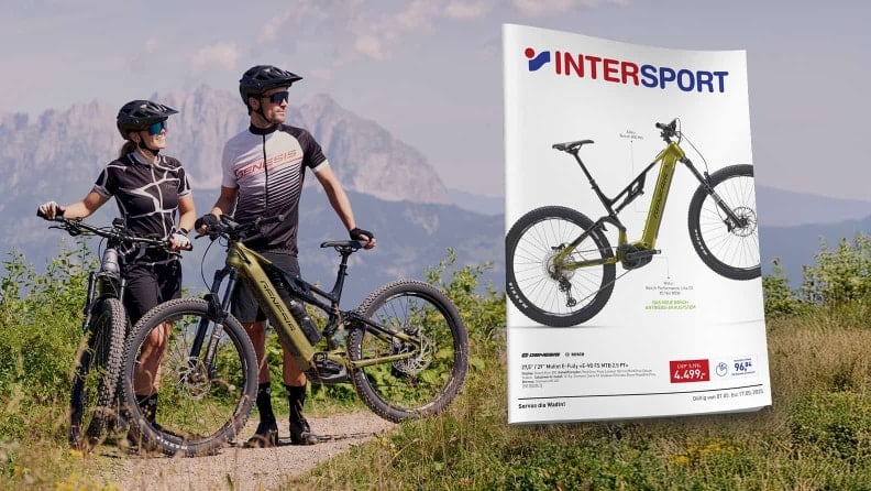 Titelseite des INTERSPORT Flugblatts. Im Hintergrund ein Radfahrer und eine Radfahrerin in den Bergen.