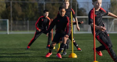 Kinder beim Fußballtraining auf dem Feld.