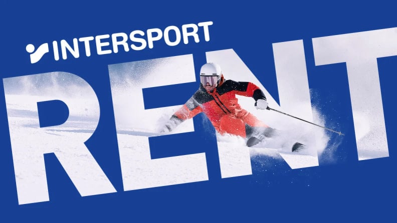 Na modrém pozadí je průhledný nápis RENT a lyžař na sjezdovce. Vlevo nahoře je logo INTERSPORT.