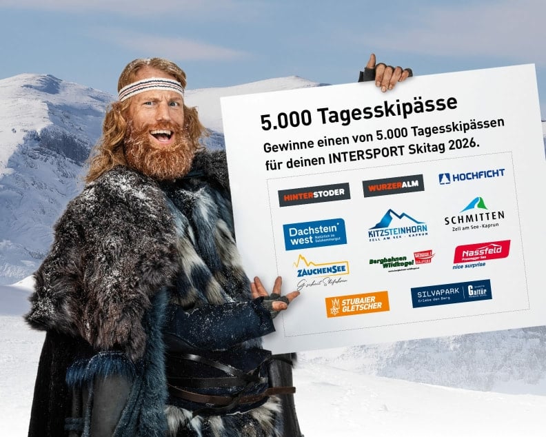 Der Winter hält ein Schild auf dem geschrieben steht: Gewinne einen von 5.000 Tagesskipässen für deinen INTERSPORT Skitag 2026.