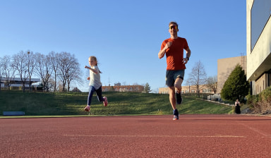 Společný běh otce s dcerou na atletickém oválu, testování bot Asics v praxi.