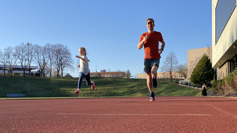 Společný běh otce s dcerou na atletickém oválu, testování bot Asics v praxi.
