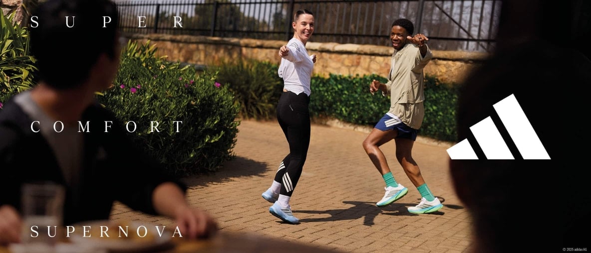 Mann und Frau in Adidas-Sportkleidung starten glücklich ihren Lauf.