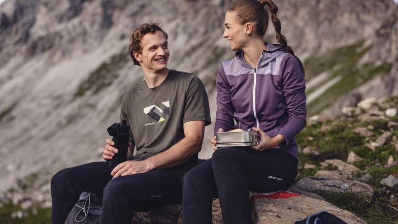 Eine Pause beim Wandern mit der mitgebrachten Verpflegung.