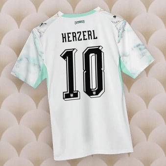 Ein weißes Österreich-Fußballtrikot mit dem Namen Herzerl und Nummer 10.