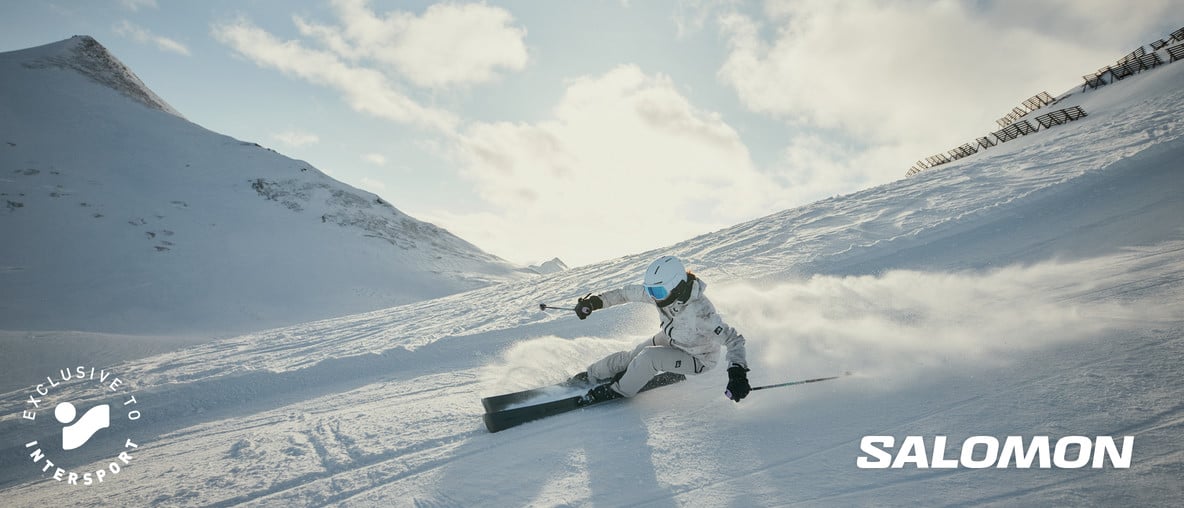 Salomon Skifahrer fährt durch eine verschneite Berglandschaft