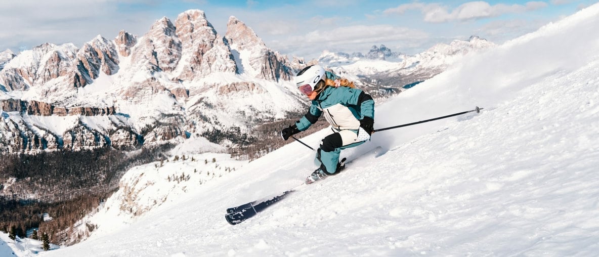 Eine Skifahrerin mit Ski von Blizzard und Skischuhen von Tecnica.