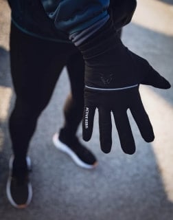 Nahaufnahme eines schwarzen Sporthandschuhs mit reflektierendem Streifen.