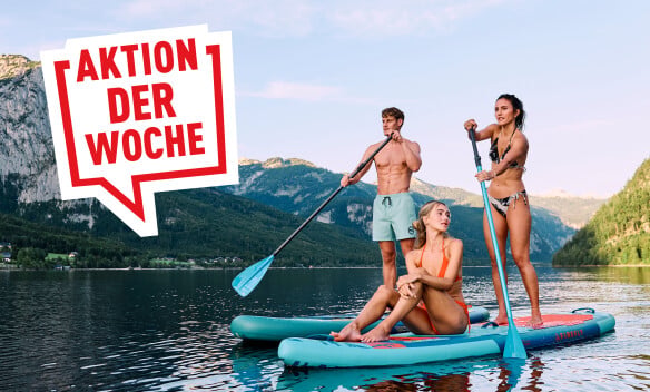 Freunde beim Stand-Up-Paddling auf einem Bergsee vor alpiner Kulisse mit Werbe-Sprechblase Aktion der Woche