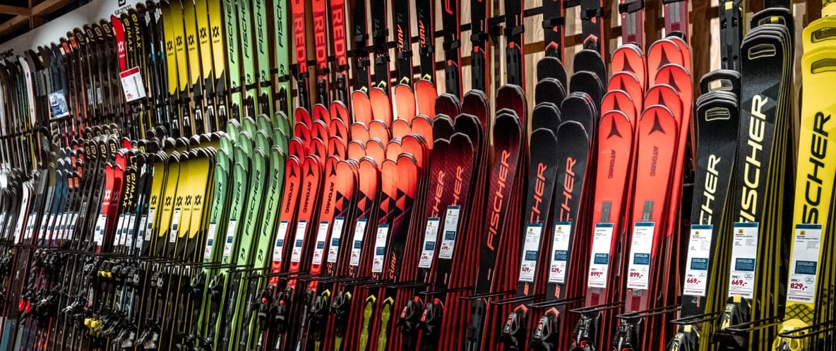 INTERSPORT Okay Kaufhaus Tyrol in Innsbruck – Skiabteilung mit Skiern der Marken Fischer, Atomic, Völkl, Salomon und mehr.