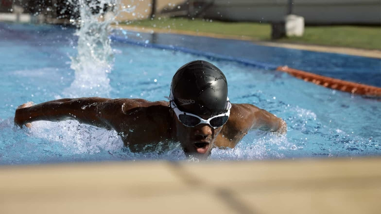 Ein Schwimmer beim Definschwimmen.
