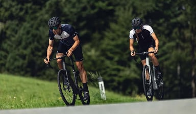 Ein Mann und eine Frau beim Rennradfahren.