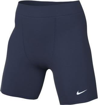 Tmavomodré športové šortky Nike s logom na stehne.
