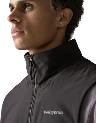 Nahaufnahme eines Mannes und des Kragens einer Patagonia-Jacke mit Logo. Nahaufnahme eines Mannes und des Kragens einer Patagonia-Jacke mit Logo.