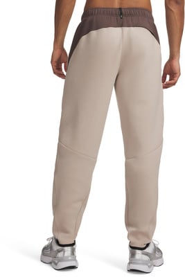 Herren-Jogginghose mit beige-braunen Einsätzen und Logo auf der Rückseite. Herren-Jogginghose mit beige-braunen Einsätzen und Logo auf der Rückseite.