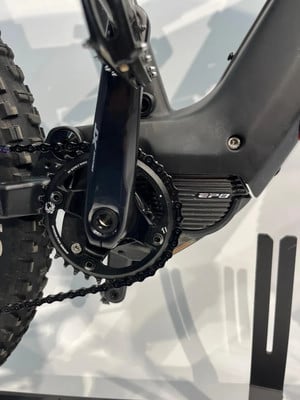 Detailaufnahme der Kurbel und Kette eines E-Bikes mit EP8-Logo. Detailaufnahme der Kurbel und Kette eines E-Bikes mit EP8-Logo.