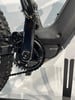 Detailaufnahme der Kurbel und Kette eines E-Bikes mit EP8-Logo.