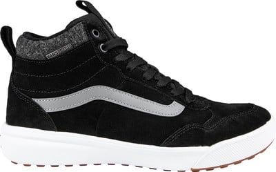 Černá kotníková bota Vans s bílou podrážkou a šedým pruhem. Černá kotníková bota Vans s bílou podrážkou a šedým pruhem.
