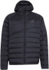 Schwarze Daunenjacke mit Kapuze und Adidas-Logo auf der Brust.