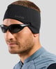 Mann mit schwarzem Stirnband und Sonnenbrille vor grauem Hintergrund.