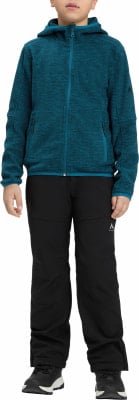Junge in dunkelblauer Fleecejacke mit Kapuze und schwarzer Hose. Junge in dunkelblauer Fleecejacke mit Kapuze und schwarzer Hose.
