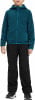 Junge in dunkelblauer Fleecejacke mit Kapuze und schwarzer Hose.