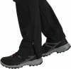 Schwarze Outdoorhose mit seitlichem Reißverschluss am Knöchel und Sportschuh.