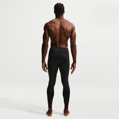 Mann mit braunem Afro-Haar von hinten, muskulös, in schwarzer Leggings.