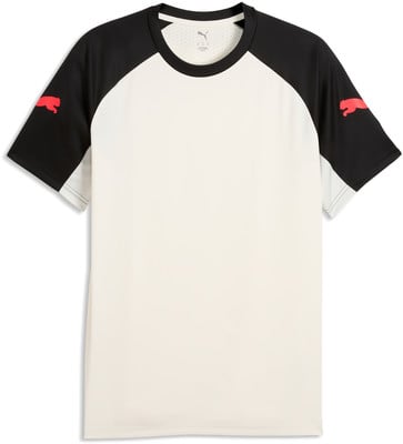 Weißes T-Shirt mit schwarzen Ärmeln und rotem Puma-Logo.