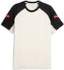 Weißes T-Shirt mit schwarzen Ärmeln und rotem Puma-Logo.