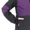 Nahaufnahme einer Jacke mit violetten und schwarzen Einsätzen und einer Hand in der Tasche.