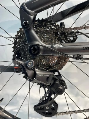 Shimano Deore Schaltwerk an einem Mountainbike. Shimano Deore Schaltwerk an einem Mountainbike.