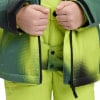 Nahaufnahme einer Jacke mit Farbverlauf und Reißverschluss.
